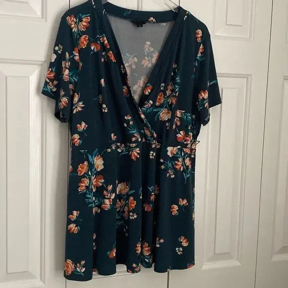 Torrid Green Floral Wrap Front V Neck Blouse Short Sleeve Size 1 MISSING TIE - Picture 3 of 8